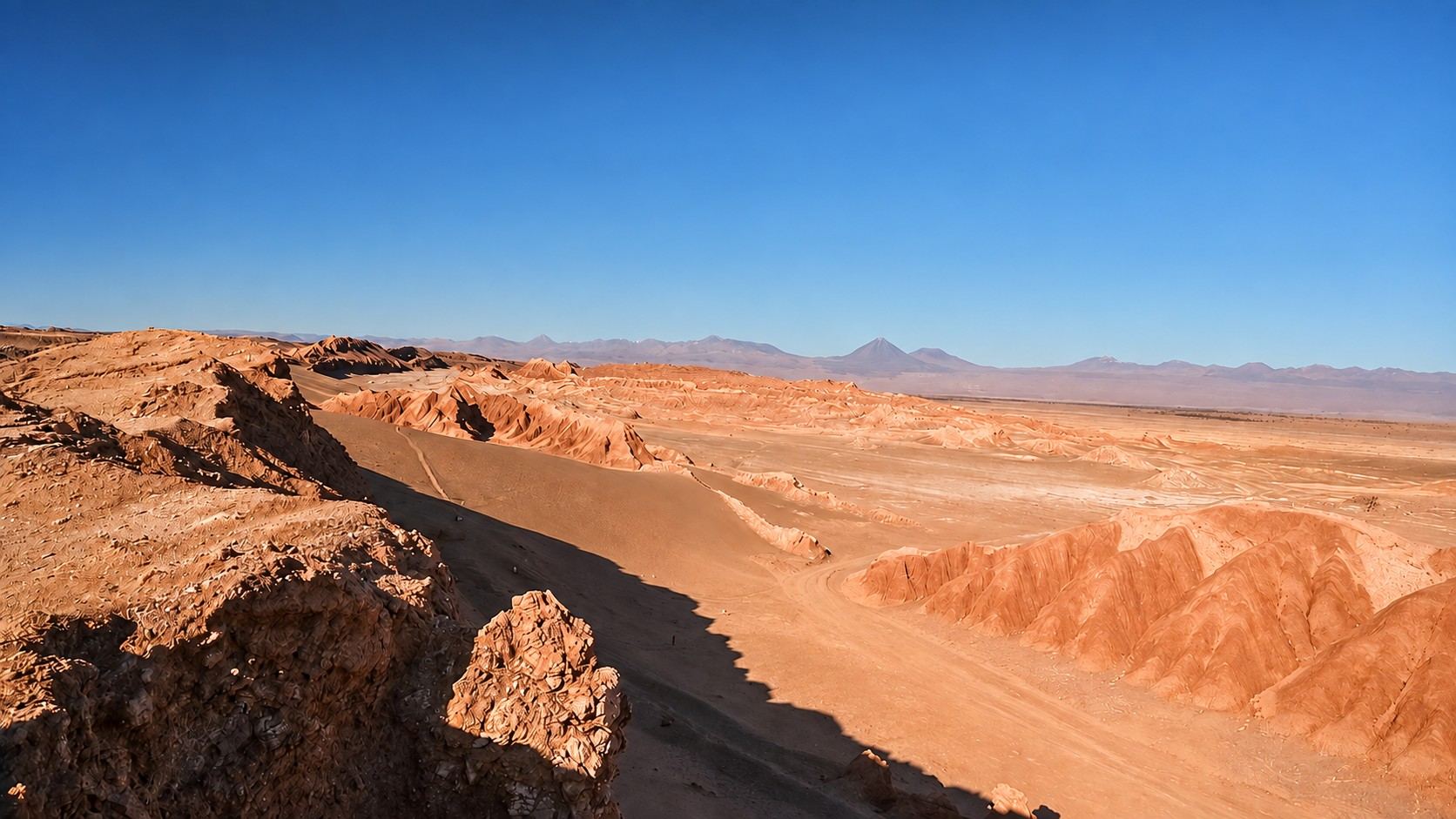 Valle y volcanes del desierto de Atacama