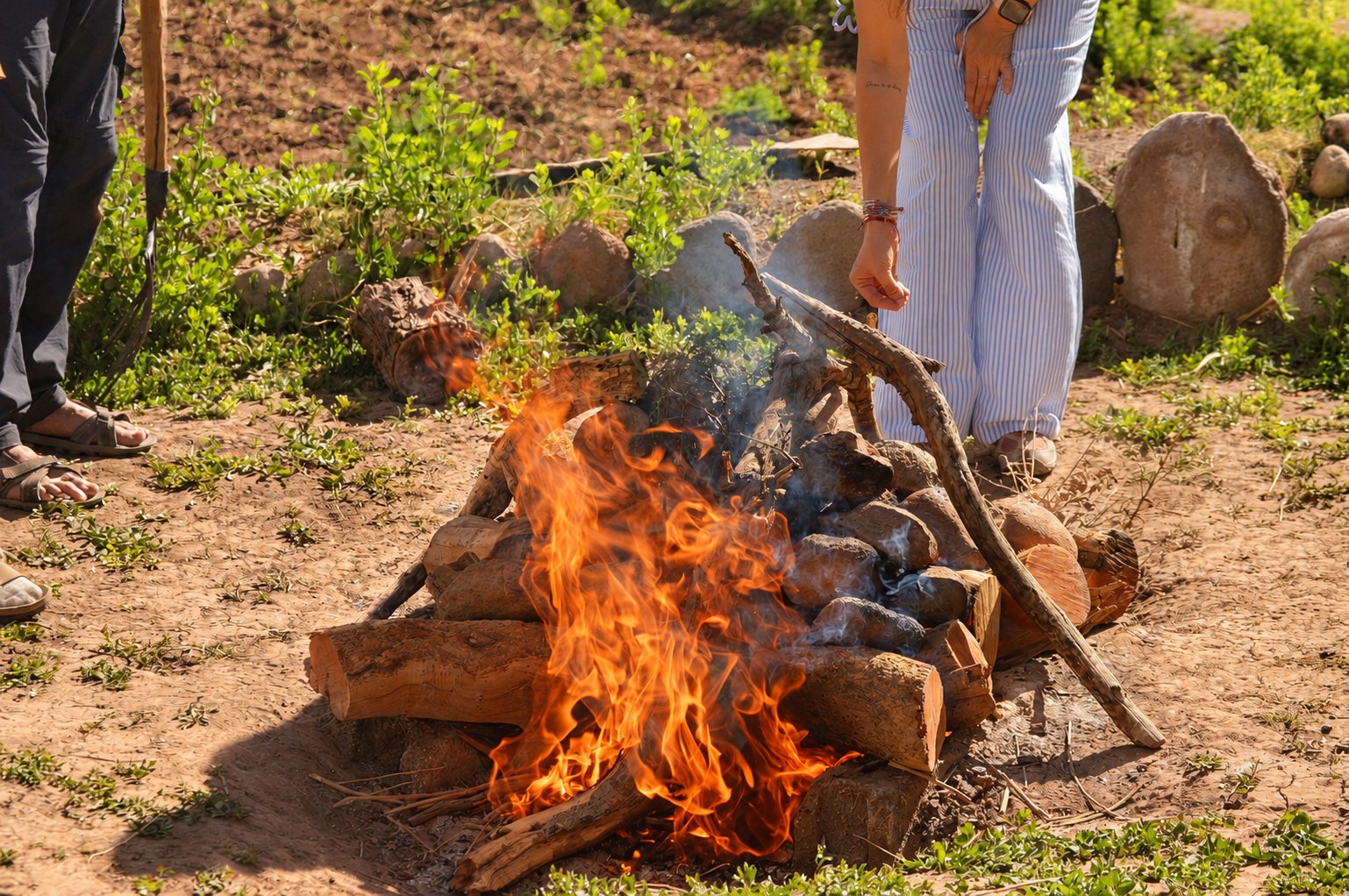 Fuego ceremonial en el desierto · Pacha Kai