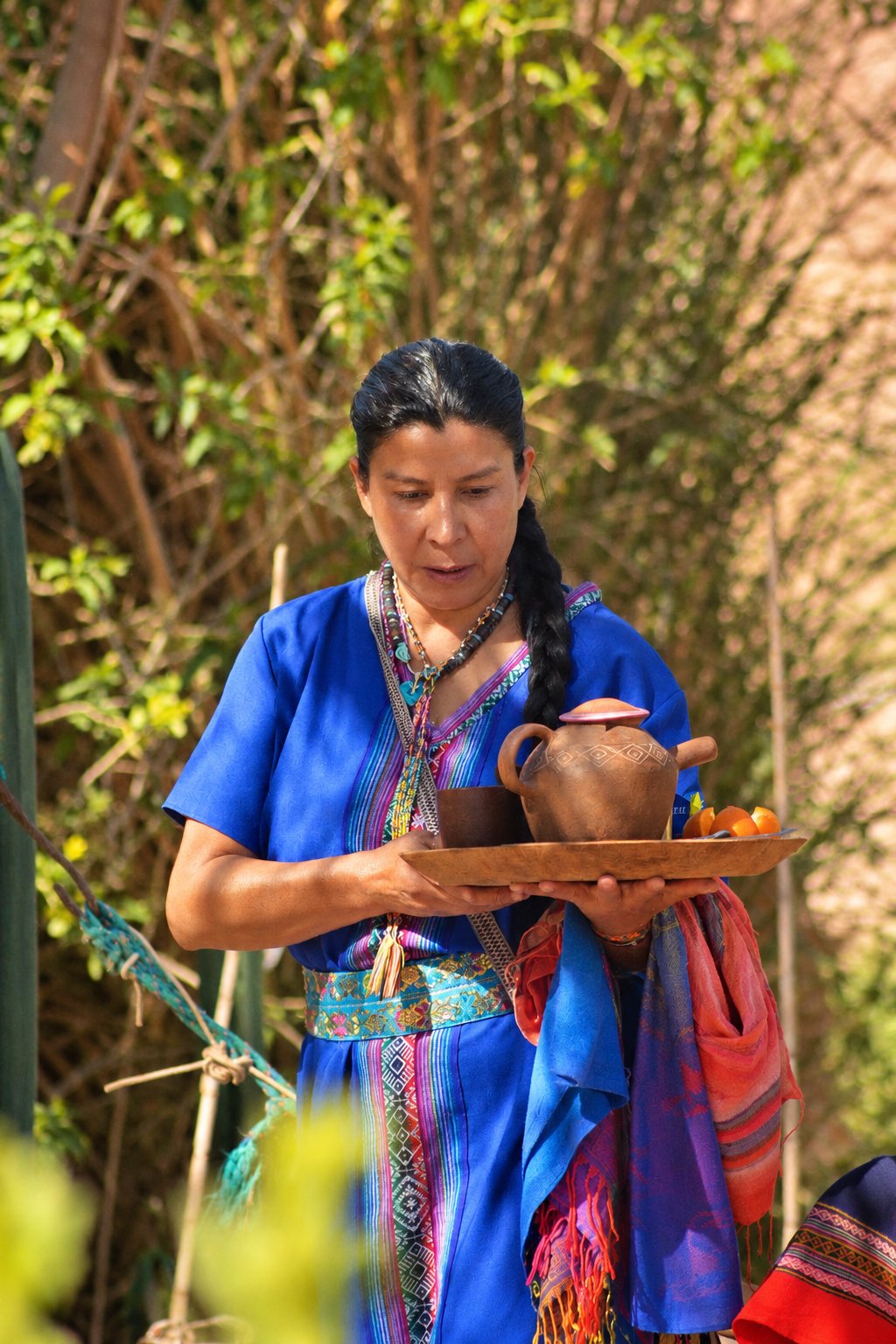 Mey preparando la ofrenda ceremonial